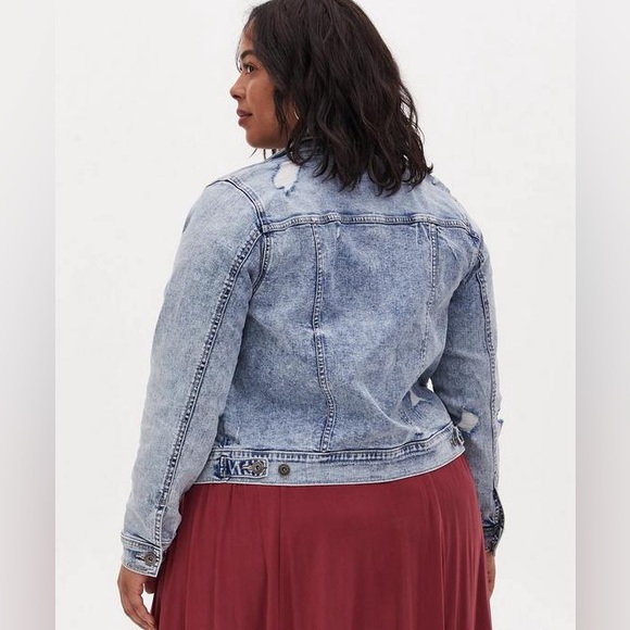 Torrid Distressed Jean Jacket NWOT Size 2 - Picture 3 of 14